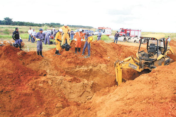 Equipes resgatam corpos de dois operários soterrados em obra em Pedregulho no ano passado.