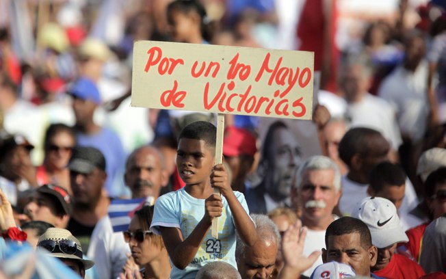 Cubanos participam de marcha de comemoração ao dia do trabalho (1.5.2014)
