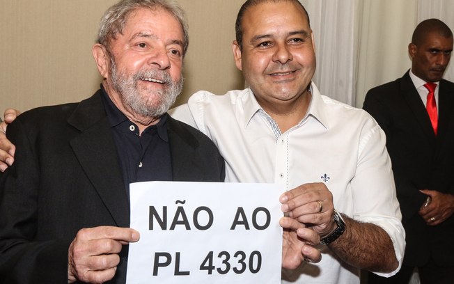 Roberto Parizotti/CUT - Lula ao lado do presidente nacional da CUT, Vagner de Freitas: luta para evitar mudanças