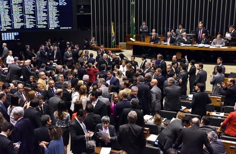 O governo conseguiu derrotar, hoje, no voto três, destaques sugerindo mudanças nas propostas do Palácio do Planalto incluídas na MP 664.