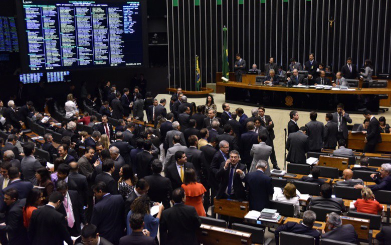 Votação, que durou mais de três horas, foi realizada num clima mais ameno do que o da última noite (Zeca Ribeiro/Câmara dos Deputados).