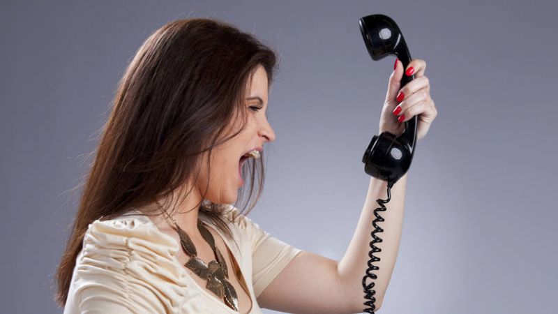 Mulher grita com o telefone: Com mais de 2.500 reclamações em seis meses, Unimed Norte/Nordeste lidera ranking de queixas.