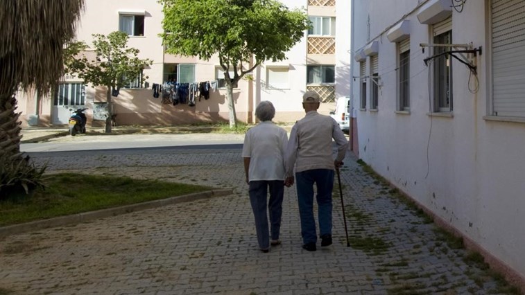 Dados revelam que 883 idosos deixaram de receber esta prestação social em maio, face a abril.