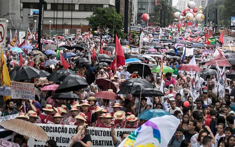 Manifestação de entidades de esquerda no dia 13 de março levou cerca de 100 mil pessoas à Avenida Paulista, em São Paulo.